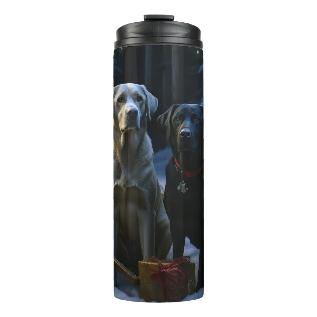 Labrador Snowy Sleigh Weihnachtsdekor Thermosbecher (Vorderseite)