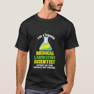 Labrador-Techniker in einem hoch entwickelten Medi T-Shirt