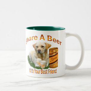 Labrador teilt sich ein Bier mit seiner besten Fre Zweifarbige Tasse