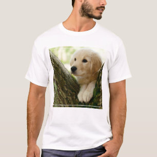 Labrador-Welpe, der in einer Waldeinstellung sitzt T-Shirt