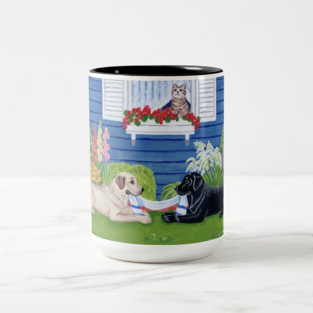 Labradors in der Garten-Malerei Zweifarbige Tasse (Mittel)