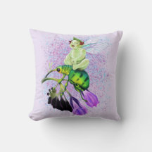 Lächeln Baby Pixie Reiten eines Käfers