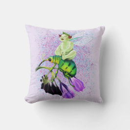 Lächeln Baby Pixie Reiten eines Käfers Kissen