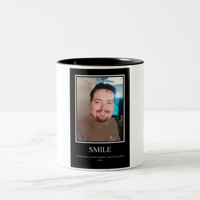Lächeln demotivational Plakat Zweifarbige Tasse (Mittel)