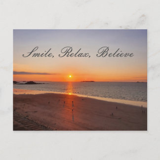 Lächeln, entspannen, glauben postkarte