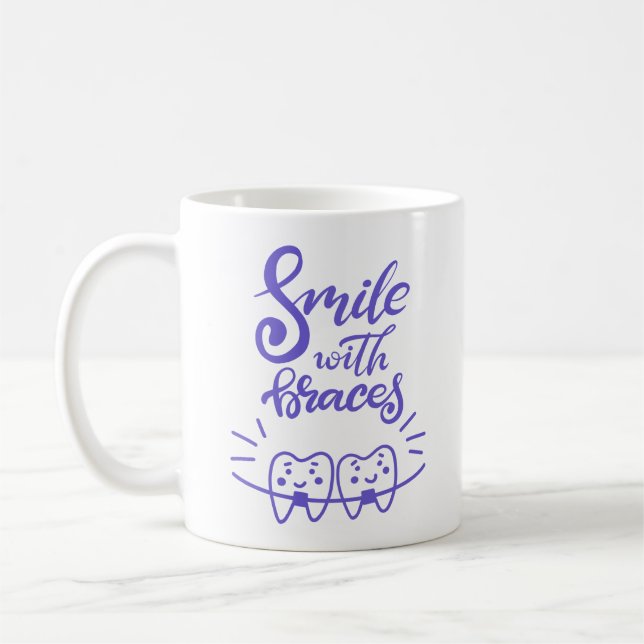 Lächeln mit lächelnden den Zähnen der Klammer-| Kaffeetasse (Links)