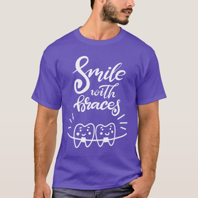 Lächeln mit lächelnden den Zähnen der Klammer-| T-Shirt (Vorderseite)