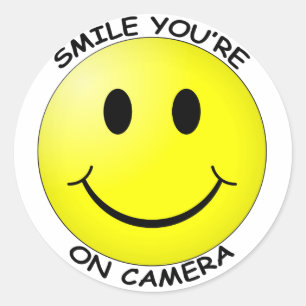 Lächeln Sie, dass Sie auf der Kamera-Round-Aufkleb Runder Aufkleber