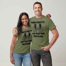 Lächeln Sie Hübsch und warten Sie auf den Blitz T-Shirt