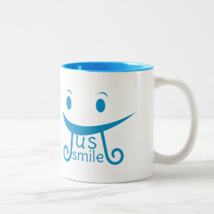 Lächeln Sie lustige Typografie Zweifarbige Tasse