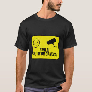 Lächeln Sie sich auf Kamera-Überwachung Thema T-Shirt