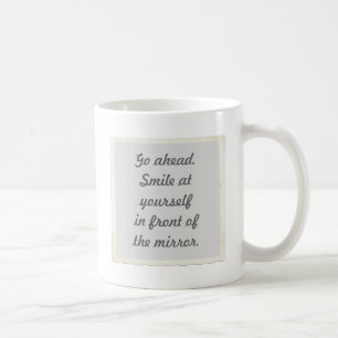 Lächeln Sie sich vor dem Spiegel an Kaffeetasse