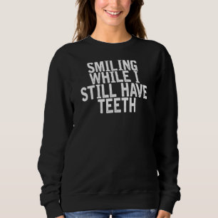 Lächeln, während ich noch Zähne Joke Zitat. Sweatshirt
