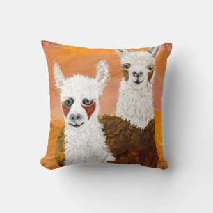 Lächelnd, neugierig Llamas gegen Golden Sky Kissen