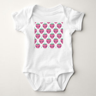 Lächelnd schlafende Erdbeeren, niedliches Muster. Baby Strampler