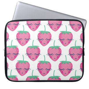 Lächelnd schlafende Erdbeeren, niedliches Muster. Laptopschutzhülle