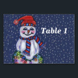 Lächelnd Snowman Holding String of Christmas Light Tischnummer<br><div class="desc">Diese Tischnummer für Ihre Partys oder Veranstaltungen hat einen lächelnden Schneemann mit Karottennase mit einem winterblauen und roten Hut und Schal,  der eine leuchtende Reihe von bunten Weihnachtslichtern auf dunkelblauem Hintergrund mit fallendem Schnee hält. Passen Sie Ihre Tischnummer mit der Vorlage an.</div>