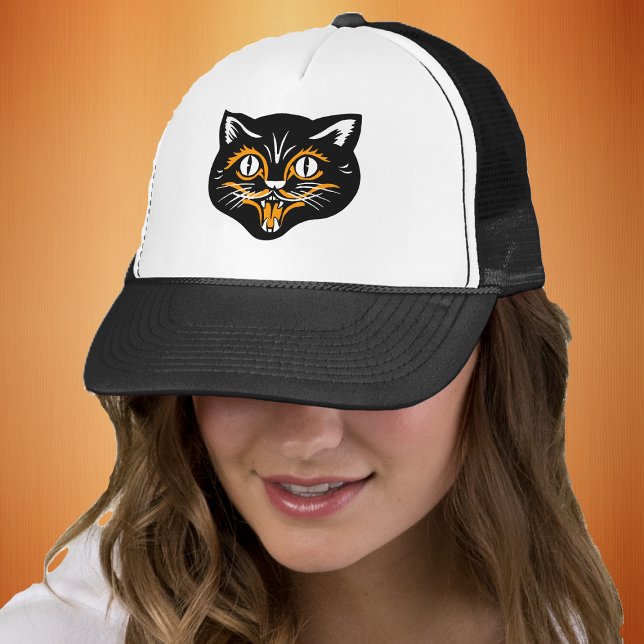 Lächelnd Vintages Halloween Katzengesicht Schwarze Truckerkappe (Smiling vintage Halloween black cat head with face with orange and white accents on ball cap.)