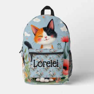 Lächelnde Dreifarbenkatze im blühenden Garten Bedruckter Rucksack