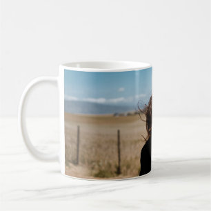 Lächelnde Frau auf braunem und grünem Feld Kaffeetasse