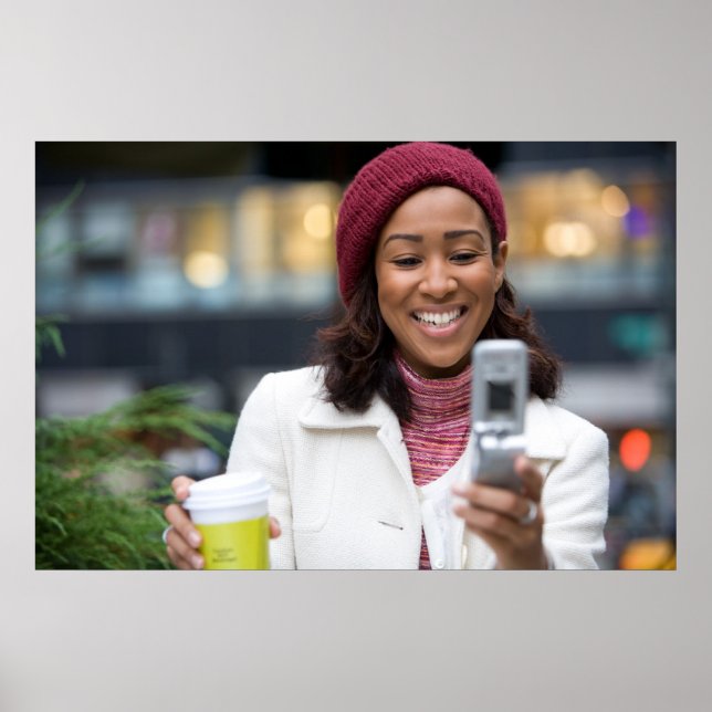 Lächelnde Geschäftsfrau mit Handy Poster (Vorne)