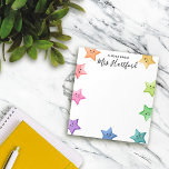 Lächelnde Regenbogenstars Hinweis des Lehrers Notizblock<br><div class="desc">White A note from School Teacher notepad personalisiert mit dem Namen des Lehrers in einem hübschen schwarzen Skript. Das Notizblock des personalisierten Lehrers zeigt lächelnde Sterne in allen Farben des Regenbogens,  der von den Rändern des Notizbuches herausguckt.</div>