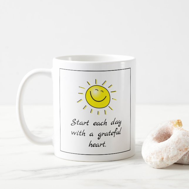 Lächelnde Sunshine Grateful Herz Typografie Kaffeetasse (Mit Donut)