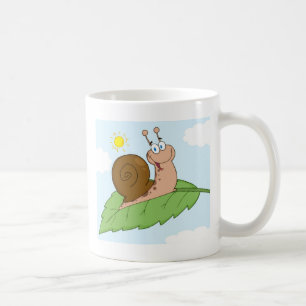 Lächelnde Superschnecke auf seinem Blatt Kaffeetasse