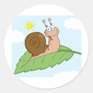 Lächelnde Superschnecke auf seinem Blatt Runder Aufkleber