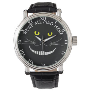 Lächelnde transparente Katze Cheshires mit gelben Armbanduhr