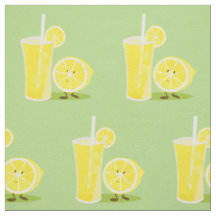 Lächelnde Zitrone und ein Glas Limonade