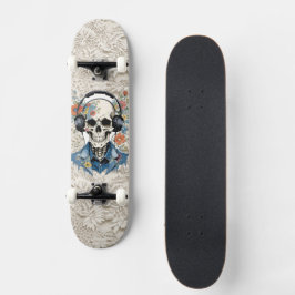 Lächelnder Bläserschädel Hört auf Kopfhörer Spitze Skateboard