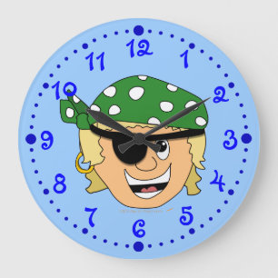 Lächelnder Jungen-Pirat scherzt Wanduhr mit