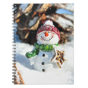 Lächelnder kleiner Schneemann mit roter Mütze Notizblock