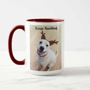 Lächelnder weißer Hund ermutigt zu Weihnachten Tasse