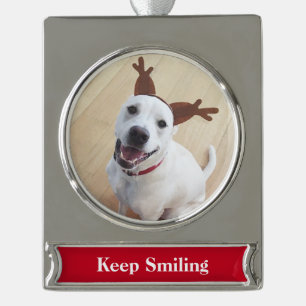 Lächelnder weißer Rentierhund ermutigt zu Weihnach Banner-Ornament Silber