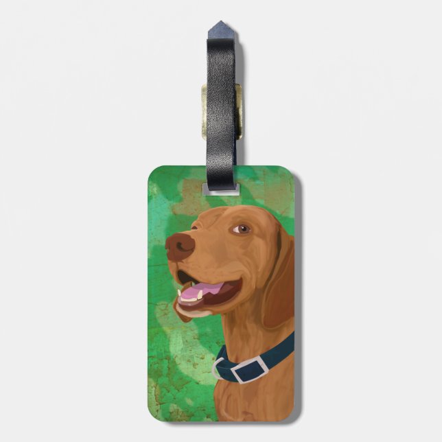 Lächelndes Brown Vizsla auf grünem Hintergrund Gepäckanhänger (Rückseite vertikal)