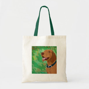 Lächelndes Brown Vizsla auf grünem Hintergrund Tragetasche