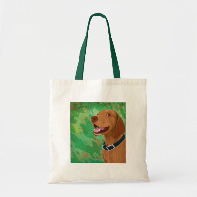 Lächelndes Brown Vizsla auf grünem Hintergrund Tragetasche (Vorne)