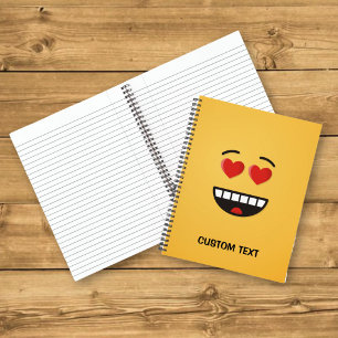 Lächelndes Gesicht mit herzförmigen Augen Notizbuch