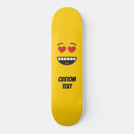 Lächelndes Gesicht mit herzförmigen Augen Skateboard