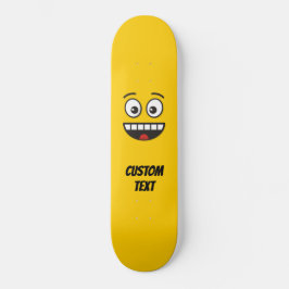 Lächelndes Gesicht mit offenem Mund Skateboard
