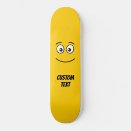 Lächelndes Gesicht mit offenen Augen Skateboard