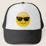 Lächelndes Gesicht mit Sonnenbrille Coole Emoji Truckerkappe<br><div class="desc">Ein Gesicht lächelt und trägt eine dunkle Sonnenbrille. Wird verwendet,  um ein Gefühl von cool zu kennzeichnen. Emoji macht Spaß für alle.</div>