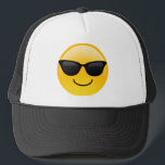 Lächelndes Gesicht mit Sonnenbrille Coole Emoji Truckerkappe<br><div class="desc">Ein Gesicht lächelt und trägt eine dunkle Sonnenbrille. Wird verwendet,  um ein Gefühl von cool zu kennzeichnen. Emoji macht Spaß für alle.</div>