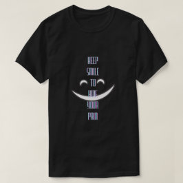 Lächelndes grafisches T-Shirt behalten