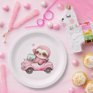 Lächelndes rosa Faultier, das ein Cabrio antreibt Pappteller