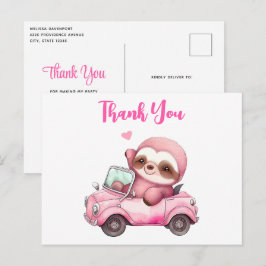 Lächelndes rosa Faultier, das ein Cabrio antreibt  Postkarte