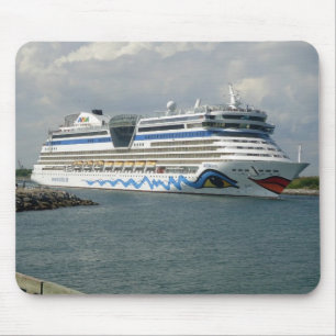 Lächelndes Schiff im Kanal Mousepad