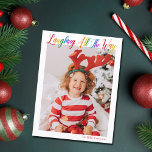 Lachen Auf dem ganzen Weg Regenbogen Kinder Weihna Feiertagspostkarte<br><div class="desc">Schöne,  farbenfrohe Weihnachtskarte mit Laughing All the Way in hübscher Regenbogencursive Schrift. Personalisieren Sie mit Ihrem lieblings vertikalen Familienfoto Ihres lächelnden Kindes über Ihrem Namen oder benutzerdefinierten Gruß in rot. Spaß und fröhliche Urlaubspostkarten.</div>